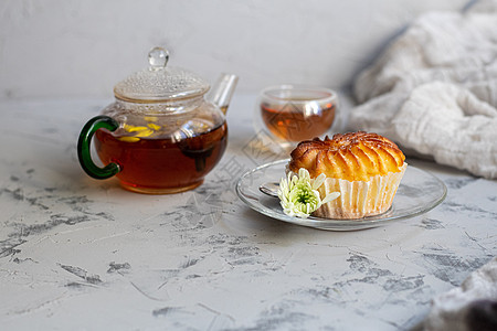 含姜和石灰的花茶饮料飞碟甜点面包食物黄色水果绿色茶壶白色背景图片