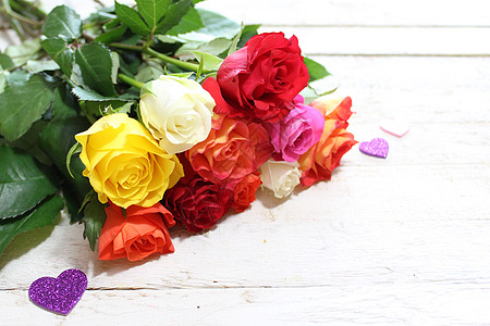 带红心的多彩玫瑰鲜花母亲结婚装饰花束婚礼妈妈们木板图片