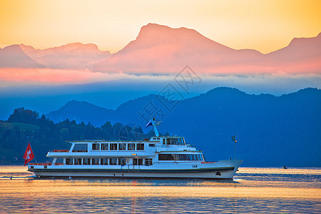 卢塞恩湖金色黎明船和山峰风景图片