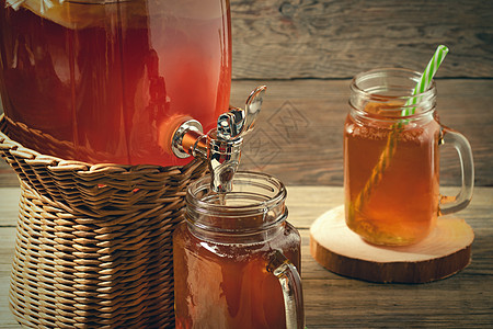 新鲜自制康普茶发酵茶饮料 装在带水龙头的罐子里 装在木制背景的罐头杯里味道酿造平衡食物杯子玻璃细菌营养饮食维生素图片
