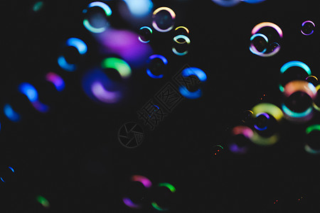 深色背景上的七彩泡泡黑暗孩子肥皂气泡桌面液体阴影飞行圆圈气球图片