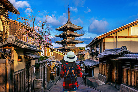 在日本京都的和Sannen Zaka街神社地区女士建筑学地标寺庙街道城市神道女孩背景图片