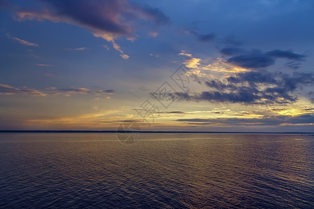俄罗斯拉多加湖日落风景太阳阳光旅游蓝色天空地平线邮轮旅行黄色背景