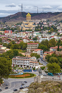 格鲁吉亚第比利斯圣三一大教堂之景 格鲁吉亚建筑物建筑城市旅游地标天空景观同巴旅行天线图片