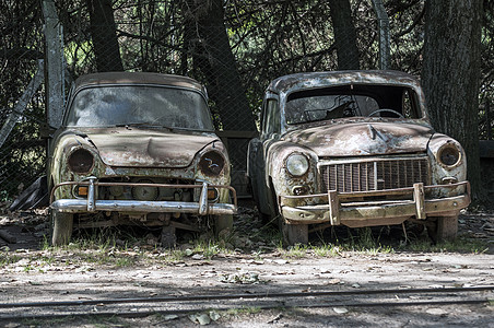 两辆废弃旧车图片