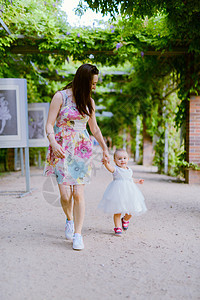 快乐的妈妈和女儿在公园里 美丽的自然场景童年婴儿生活感情幸福女孩微笑闲暇女士草地图片