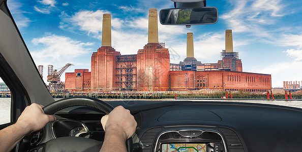 驾驶汽车驶往英国伦敦Batterse电力站图片