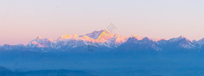 喜马拉雅山脉雄伟的山全景在第一次日出时从老虎山 第一缕阳光照在山上 开始了周围整个大自然美丽的一天 印度锡金大吉岭旅游太阳目的地图片