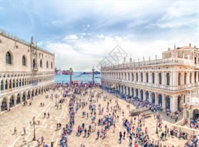 意大利威尼斯圣马可广场的散焦背景景观晴天教会蓝色咖啡店建筑学广场正方形城市旅游图片