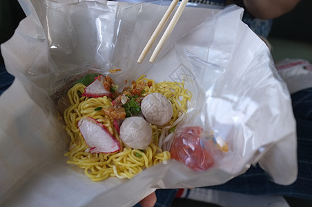 Ban Pin火车站红猪面面条美食食物筷子蔬菜香料猪肉烹饪文化餐厅图片