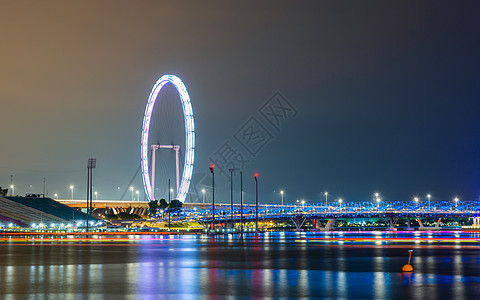 晚上新加坡飞轮桥和海利克斯桥图片