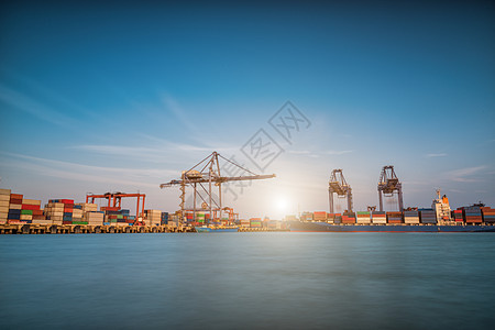 贸易港港口装起重机的货船码头起重机港口仓库重量商业船运货运货物运输图片