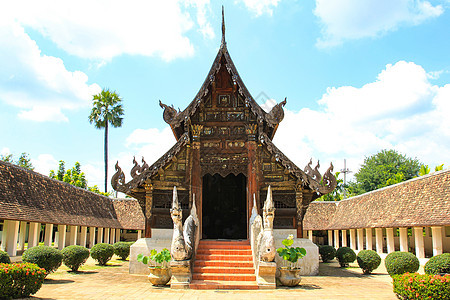 泰国清迈的Intharawat寺或历史宝塔雕塑雕像佛塔佛教徒建筑学寺庙旅行地标图片