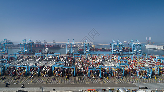 在罗特港装载集装箱船舶的大型港口起重机物流仓库贮存后勤贸易油船货轮海洋货运码头图片