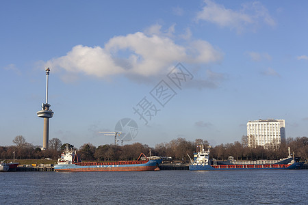 一艘远洋货船 与欧洲马斯特铁塔在后方图片