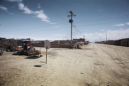 沙漠边疆城镇Uyuni的空街道图片