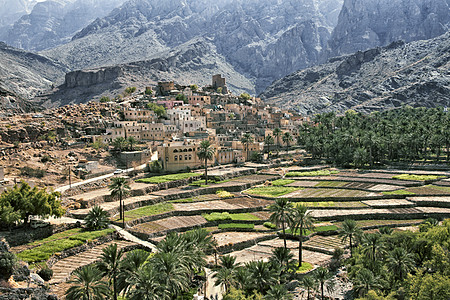 远处的山阿曼苏丹Bilad Sayt村岩石歌谣沙漠小屋壤土阳光城市天空半岛格式背景