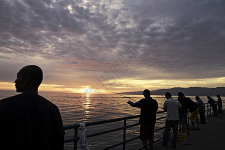加利福尼亚州日落时分威尼斯码头的轮休渔民图片