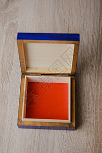 桌子上的封闭式古老木制蓝金首饰盒图片