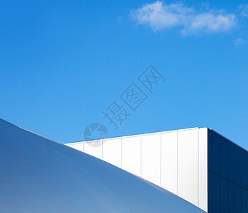 蓝色 sk 建筑上的现代片段白色窗户天空体育场工业运动商业背景晴天城市图片