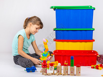 女孩独自一人玩玩具图片