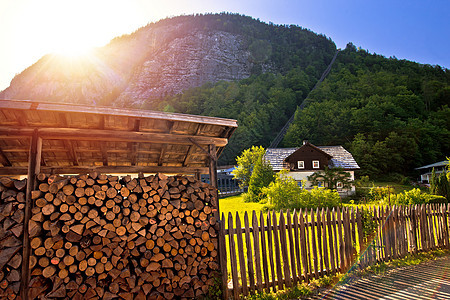 Hallstat山丘铁路和阿尔卑斯山风景太阳阴暗图片