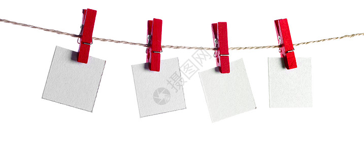 将一组空白便条保存在字符串分隔符上衣绳剪辑标签正方形笔记纸卡片工艺绳索钉子胡椒图片