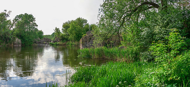 乌克兰Migiya村附近的南Bug河全景旅行清水季节生态池塘石头景点环境冒险图片
