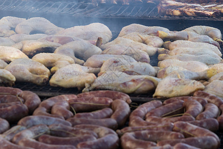 阿根廷农村在烧烤炉上烤的传统肉类 鸡尾酒奶牛牛扒旅行国家文化烹饪食物猪肉餐厅烘烤图片