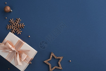 蓝色背景的圣诞礼物作品新年雪花明信片盒子嘲笑装饰品展示星星惊喜图片
