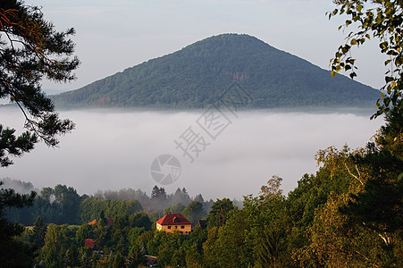 福吉秋秋季风景乡村红色阳光公园太阳季节薄雾黄色森林天空山高清图片素材