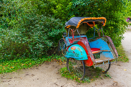 传统亚洲轮式汽车车 从亚洲驶来的旧式运输车图片