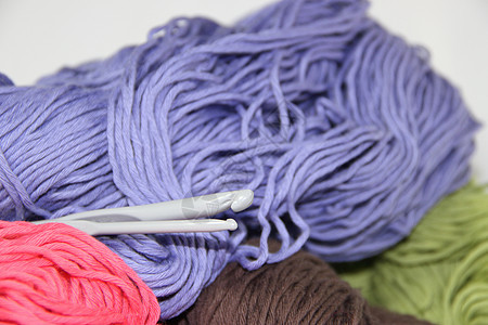 绞纱和纱线中的纱线和羊毛细绳工艺爱好蓝色针织白色缝纫织物绿色手工图片