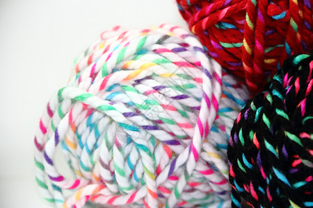 绞纱和纱线中的纱线和羊毛细绳绿色红色篮子圆圈缝纫蓝色线索手工针织图片