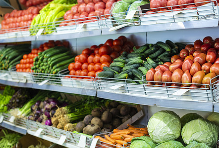 在市场上的货架上可种植蔬菜胡椒篮子杂货店萝卜黄瓜农场商业店铺食物图片