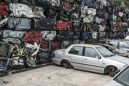光头报废汽车碎纸机垃圾工业生态废料场金属院子破碎机填埋场设施背景图片