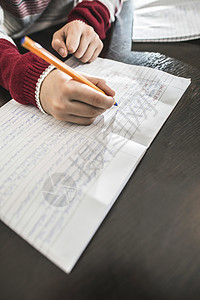 孩子写在笔记本上家庭作业教育字母铅笔孩子们课堂白色写作学校学习图片