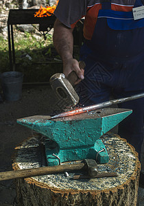 铁匠在铁砧上锻打铁金属金工手工古董店铺工业职业锤子铁匠铺工艺图片
