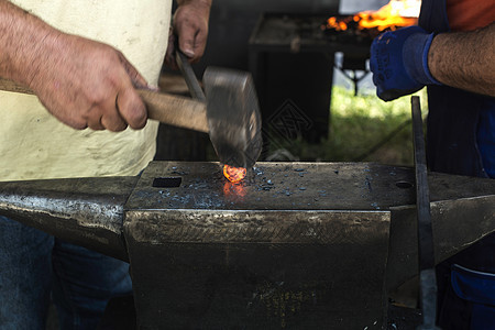 铁匠在铁砧上锻打铁手工工具金工金属工业古董店铺工艺工人铁匠铺图片