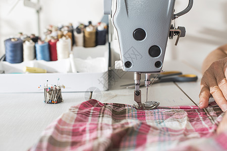缝织机金属工作裙子接缝裁缝工人衣服刺绣制造业机器图片