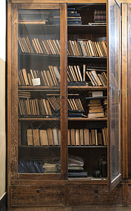 古董图书馆里的旧书书架学习档案教育大学收藏书店木头架子图书图片
