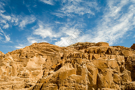 沙漠中的高岩山 与蓝天和白对立旅游石头风光山脉情调异国白云山顶峡谷岩石图片