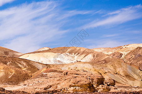 高岩山与蓝天和白云对立白色天空旅游山脉旅行季节蓝色山顶丘陵石头背景图片