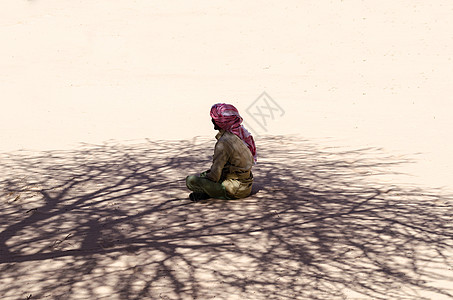 贝都因人坐在沙地上祈祷 在树荫下男人服饰衣服沙漠沙滩披肩隐藏阴影宗教民族图片
