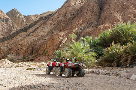 四轮四轮所有地势车辆在沙漠中倾斜冒险热带旅游异国橙子情调山路旅行分支机构四边形图片