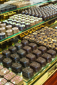 商店橱窗里的巧克力糖店铺展示案件糕点水果奶油零售窗户甜点市场图片