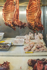 市场上的肉肉店铺屠宰场熟食零售美食食物羊肉牛扒杂货店展示图片