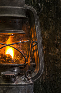 木柴上的旧燃气灯汽油乡村烧伤火焰玻璃金属灰尘木头古董煤油图片