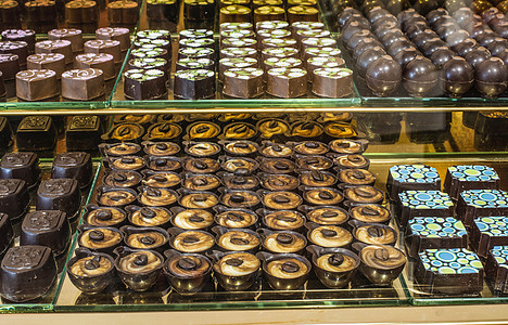 商店橱窗里的巧克力糖零售销售店铺蛋糕展示糕点摊位市场美食窗户图片