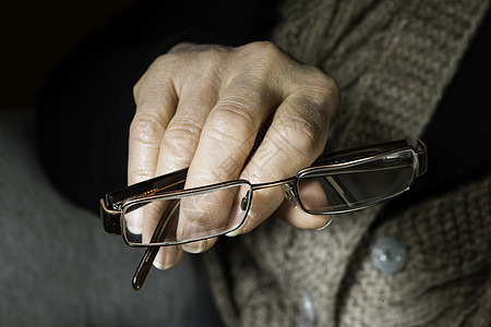 妇女手握眼镜图片